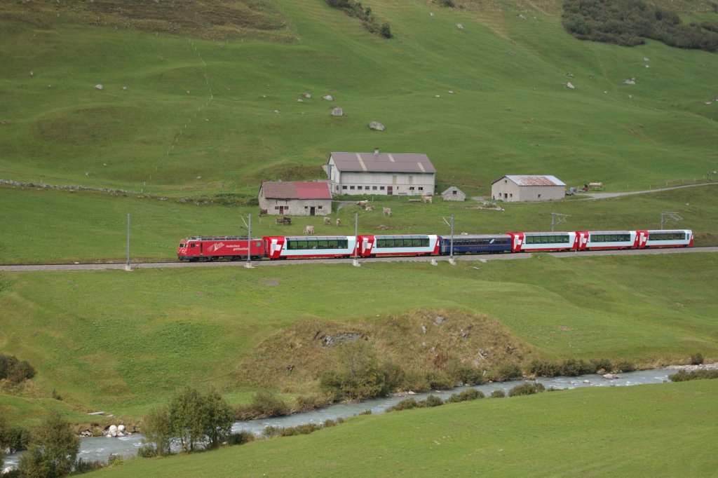 HGe 4/4 II 105 mit Glacier-Express 911 Davos Platz-Zermatt am 11.09.2011 zwischen Hospental und Realp.