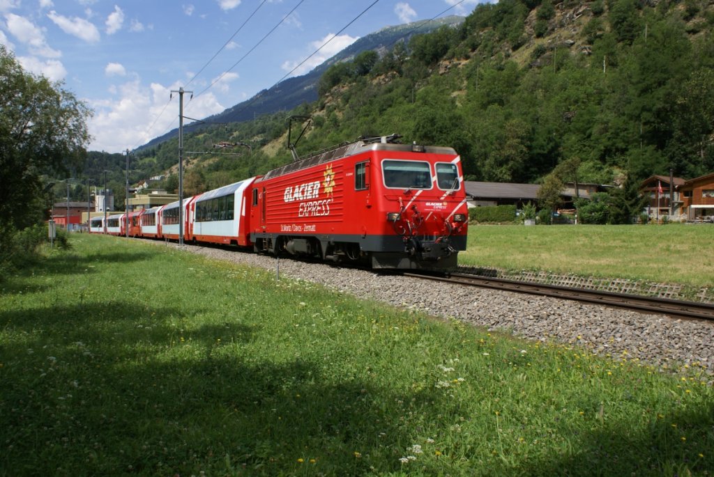 HGe 4/4 II 106 zieht am 13.7.10 den letzten der insgesamt vier Glacier-Express, den D 908, von Bitsch Richtung Mrel.
