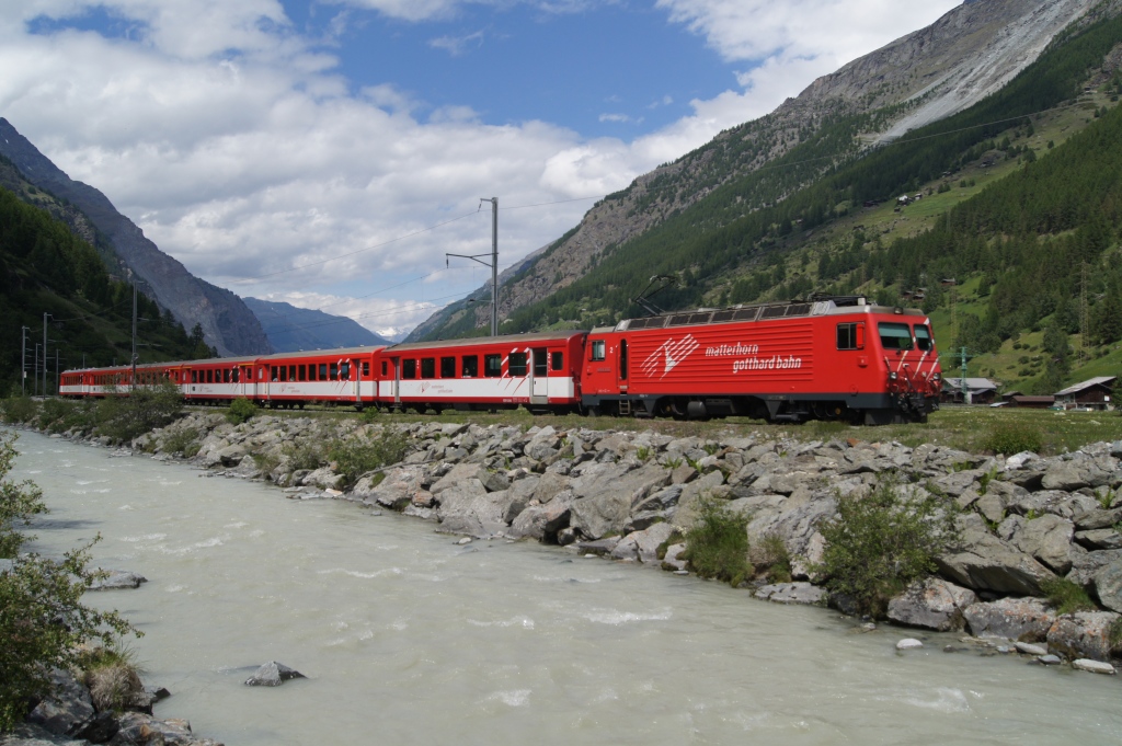 HGe 4/4 II 2 lsst am 12.6.11 Tsch hinter sich zurck.