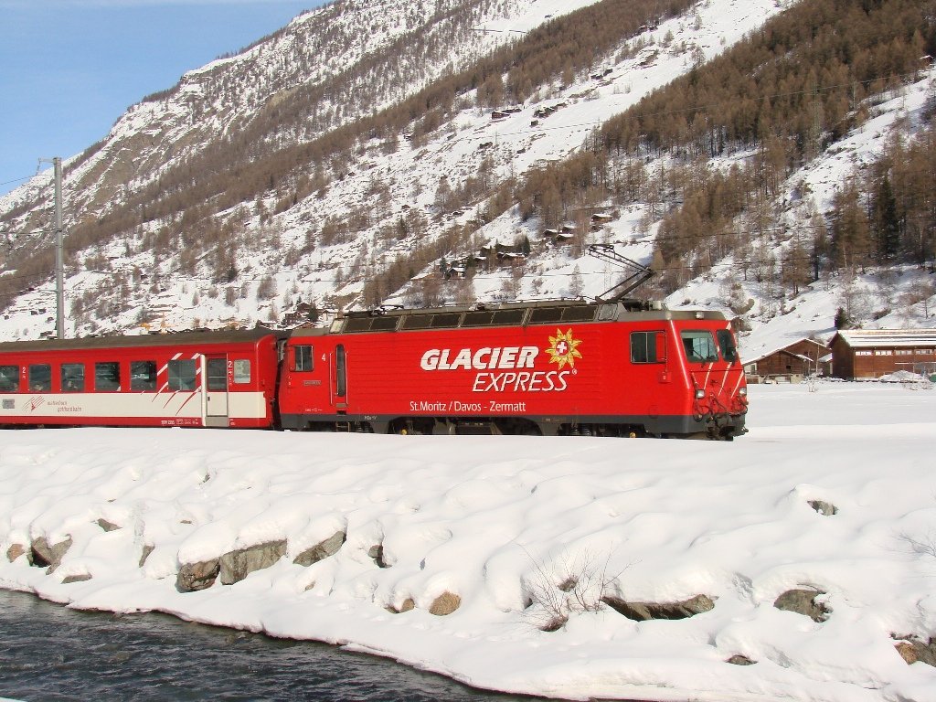 HGe 4/4 II 4 mit Werbung  GLACIER EXPRESS  - Tsch - 04-02-2010