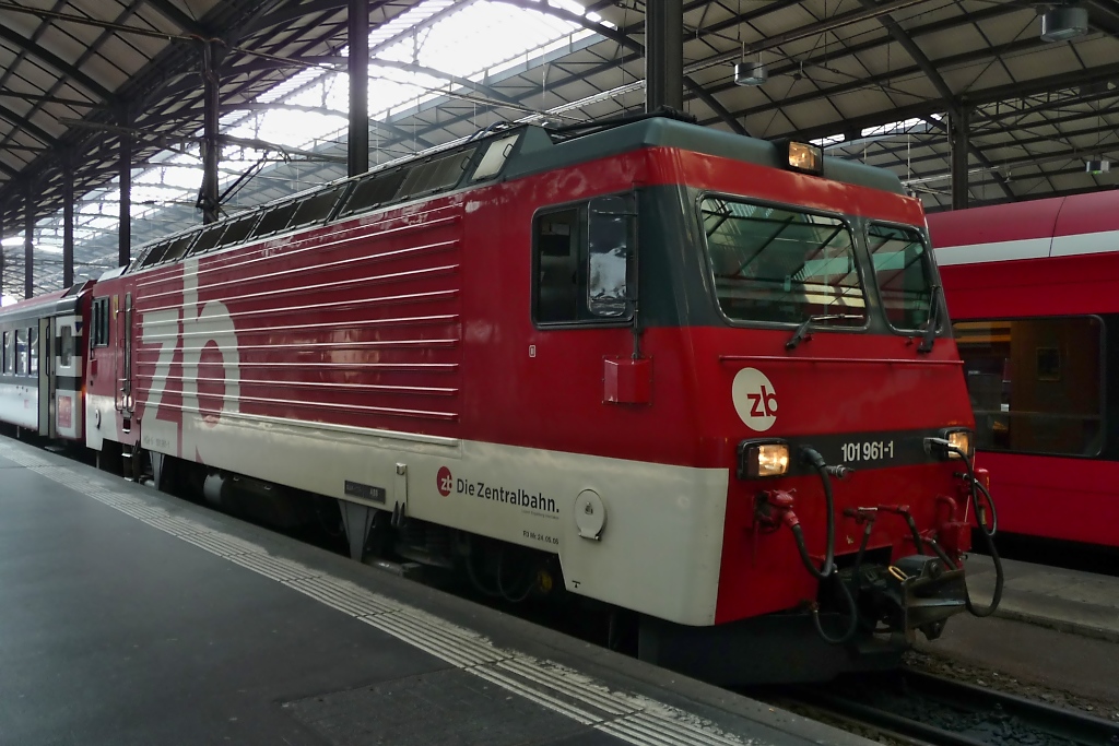 HGe 4/4 II Lok 101 961-1 der Zentralbahn im Bahnhof Luzern (2011-09-30).