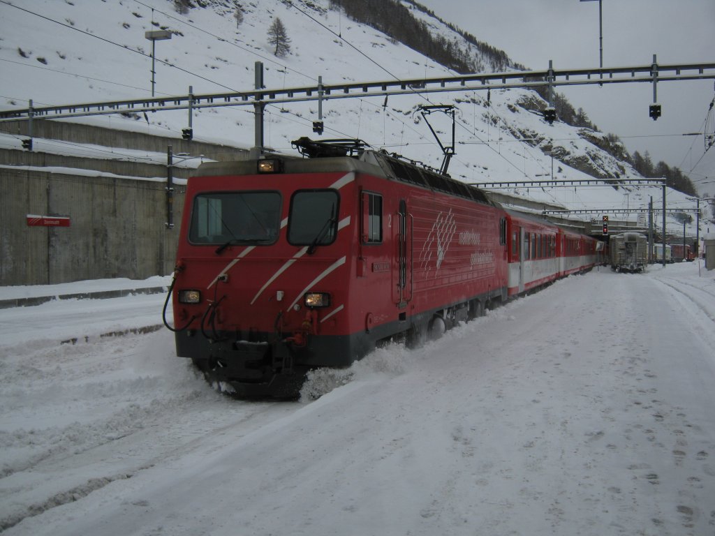 HGe 4/4 II Nr. 2 mit R 233 bei Einfahrt in Zermatt, 30.12.2011.