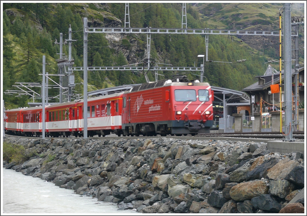 HGe 4/4 mit Regionalzug aus Brig fhrt aus Tsch aus Richtung Zermatt. (15.08.2010)