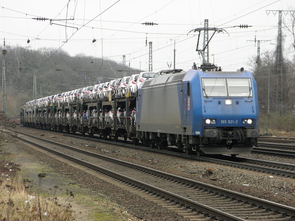 HGK 185 521-2 mit einem Ford Autozug am 12.2.2011 in Kln West 