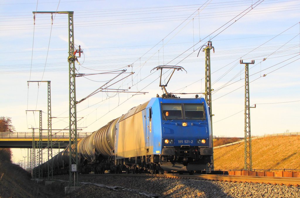 HGK 185 521-2 mit Kesselwagen Richtung Weimar, in Erfurt Linderbach; 28.12.2011