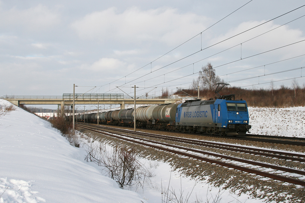 HGK 185 526 mit einem Kesselwagenzug am 03.01.2011 bei Hebertshausen.