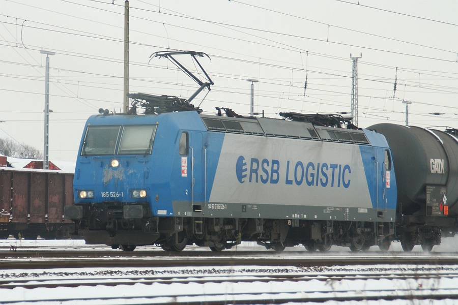 HGK 185 526 mit Kesselwagen am 03.12.2010 in Angerm�nde unterwegs nach Stendell