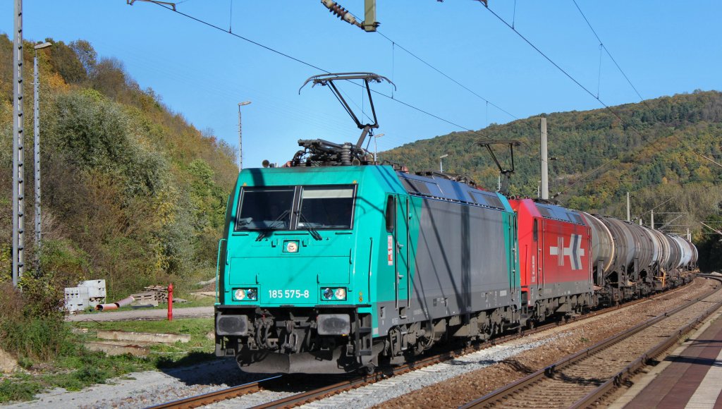 HGK 185 575-8  und  HGK 185 632-7 ziehen am 16.10.111 einen schweren Kesselwagenzug auf der Saalbahn durch Dornburg (Saale) in Richtung Jena.