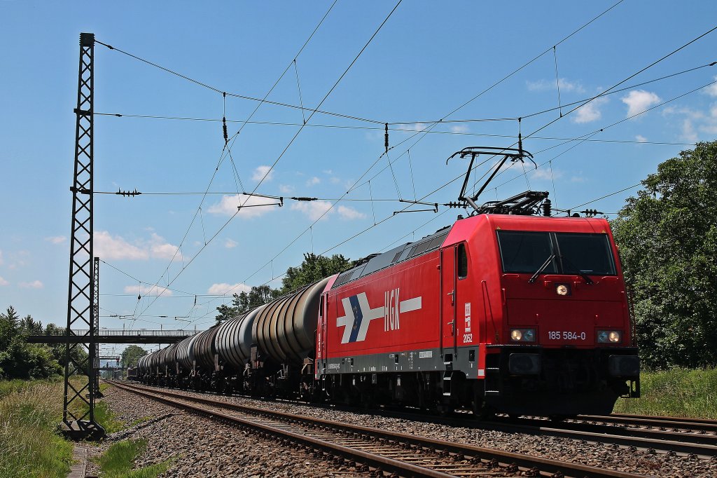 HGK 185 584-0 am sonnigen 13.06.2013 mit einem Kesselzug aus Richtung Schweiz gen Norden durch die berholgleise in Orschweier.