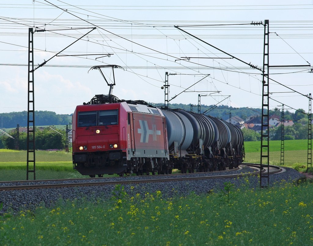 HGK 185 584-0 mit Kesselwagenzug in Fahrtrichtung Bebra. Aufgenommen am 06.06.2010 bei Mecklar.