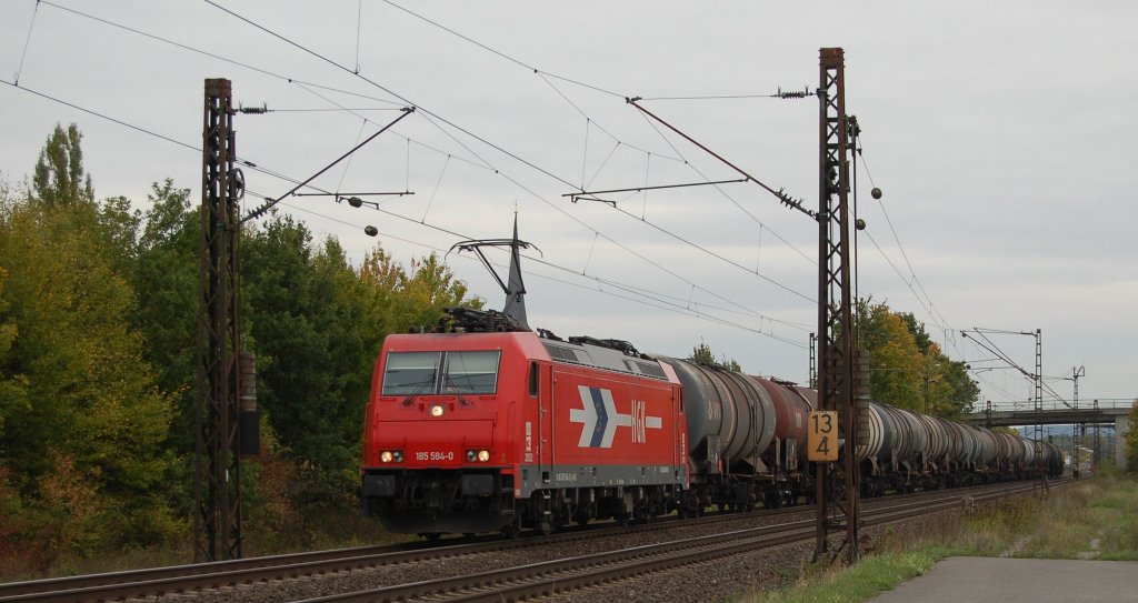 HGK 185 584-0 zieht einen Kesselwagenzug in Th�ngersheim Richtung Gem�nden. 01.10.2012
