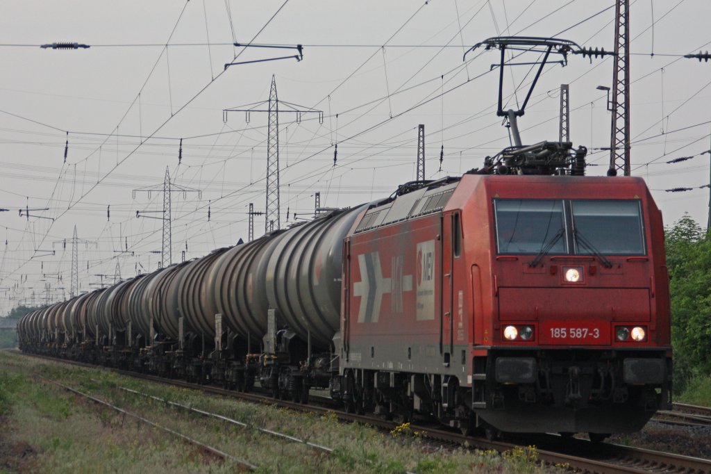 HGK 185 587-3 am 10.5.11 mit einem Kesselwagenzug in Ratingen-Lintorf.
Gru an den Tf!Das Bild wurde neben dem alten Stillgelegten Gleis vom SChoterplatz aufgenommen !!!