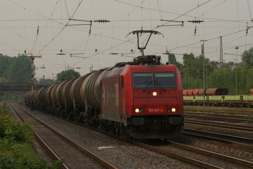 HGK 185 587-3 mit einem Kesselwagenzug in D�sseldorf-Rath am 10.05.2011