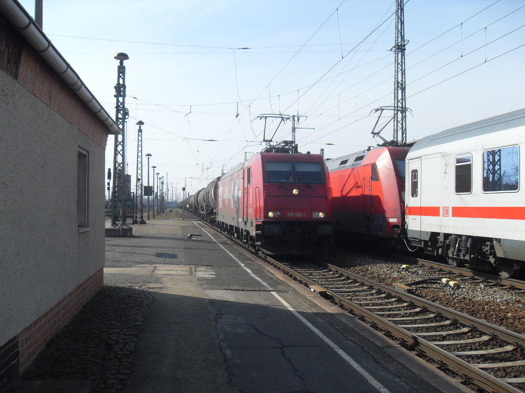 HGK 185 588 mit einem Kesselzug in Richtung Berlin am 21.03.2011 in Stendal.

