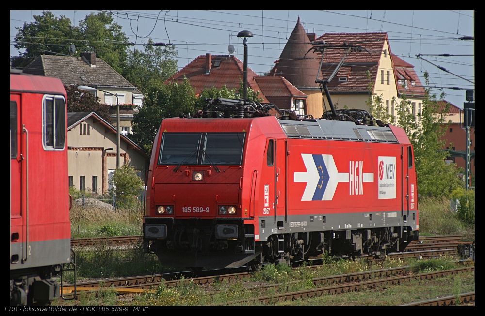 HGK 185 589-9 fhrt langsam durch den Bahnhof um an einem Stumpfgleis abzursten und dann den Feierabend zu geniessen (Teleaufnahme, gesehen Angermnde 21.08.2010)