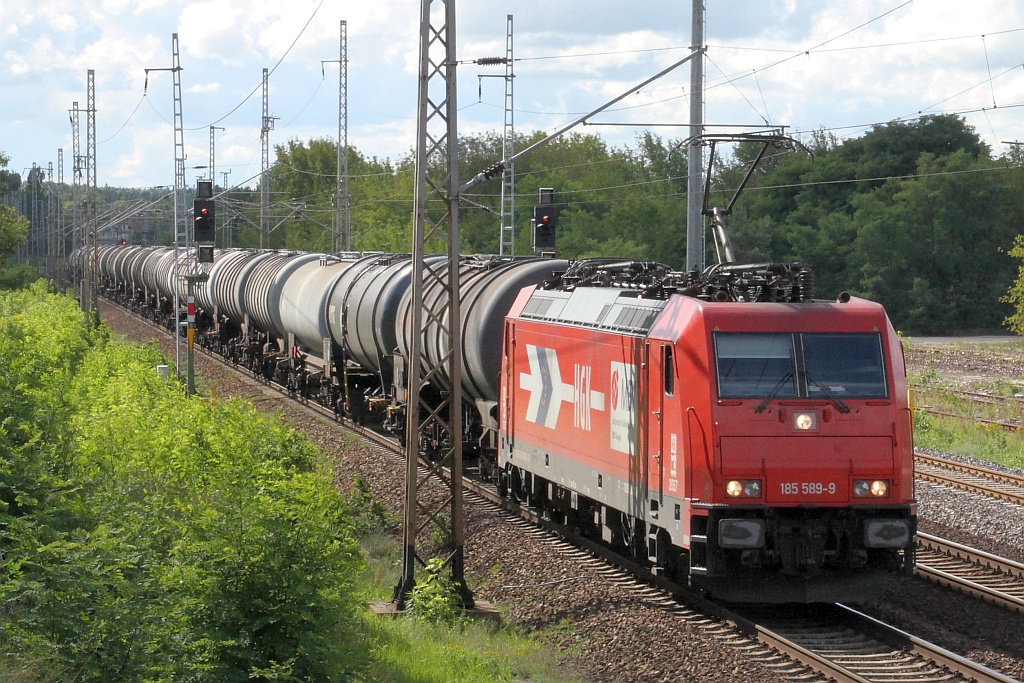 HGK 185 589 f�hrt am 03.09.2010 mit einem Kesselwagenzug durch Eberswalde nach Stendell