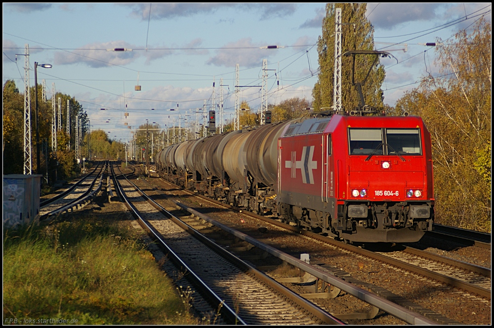 HGK 185 604-6 mit Kesselwagenzug bei sch�nstem Herbstwetter Richtung Springpfuhl (gesehen Berlin Karow 25.10.2010)