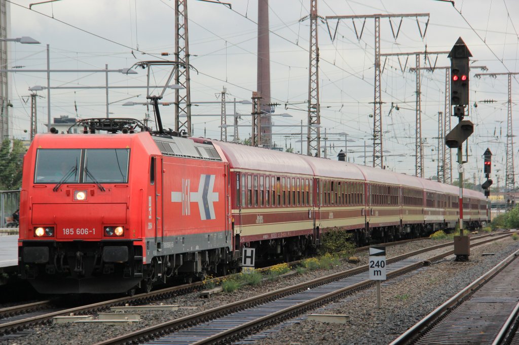 HGK 185 606-1 mit Euroexpress Sonderzug in Essen Hbf, Oktober 2012.