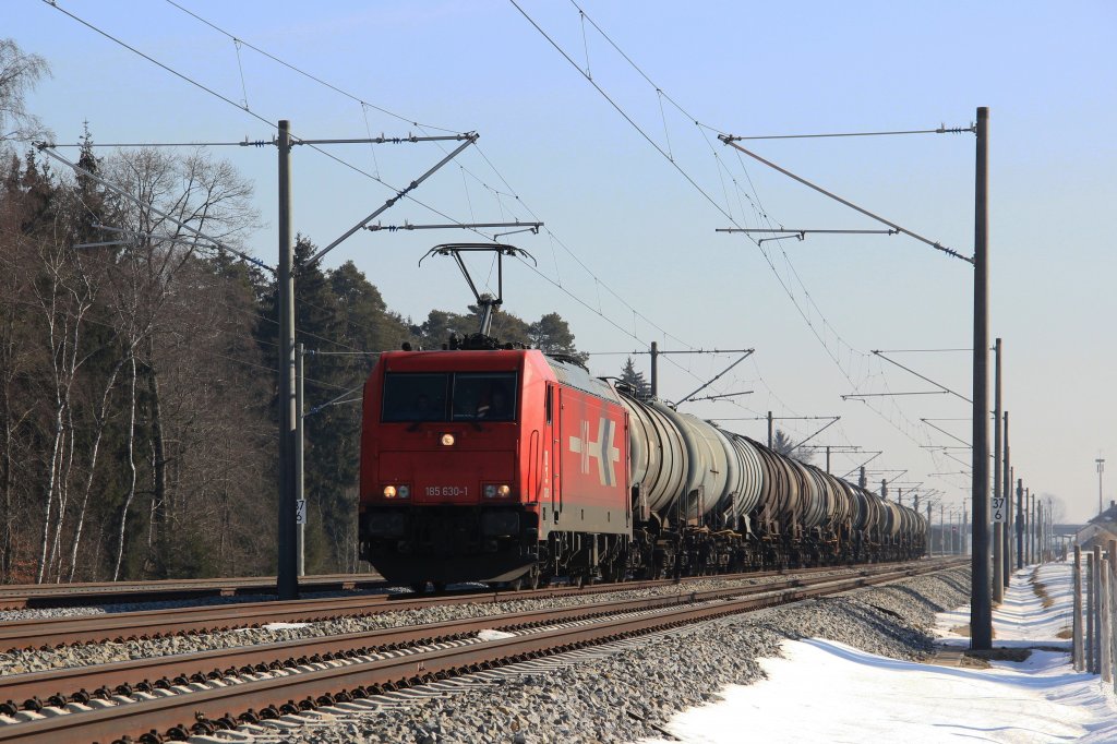 HGK 185 630-1 zieht den Kerrosinzug vom Mnchner Flughafen nach Augsburg. Aufgenommen bei Hrbach am 21.02.21