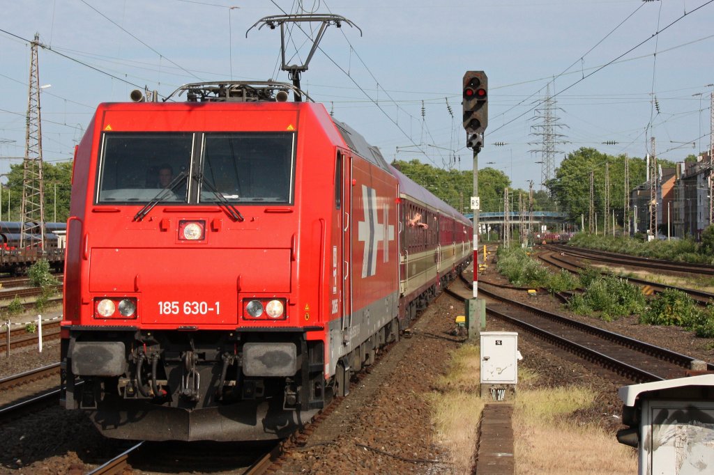HGK 185 630 zieht am 29.5.11 einen Mller-Touren Sonderzug nach Kln Hbf durch Mlheim-Styrum.