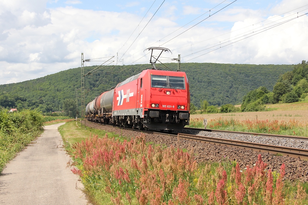 HGK 185 631-9 mit Kesselwagenzug in Fahrtrichtung Sden. Aufgenommen bei Harrbach am 10.07.2012.