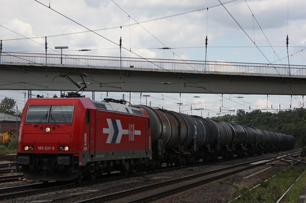 HGK 185 631 am 9.7.11 mit einem Kesselwagenzug bei der Durchfahrt durch Duisburg-Entenfang.