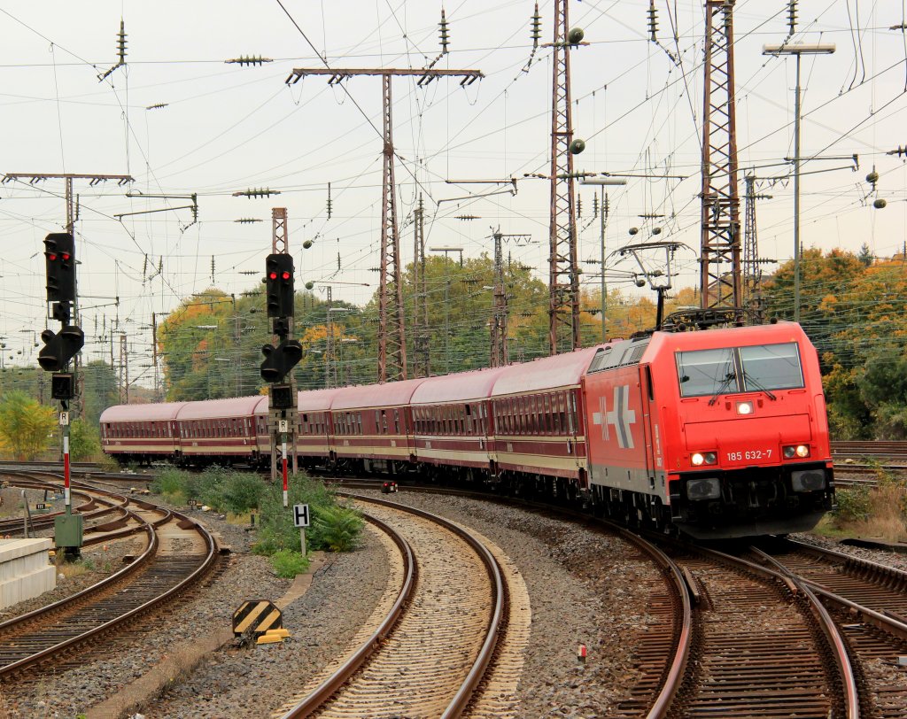 HGK 185 632-7 mit Euroexpress Sonderzug bei der Einfahrt in Essen Hbf, Oktober 2012.