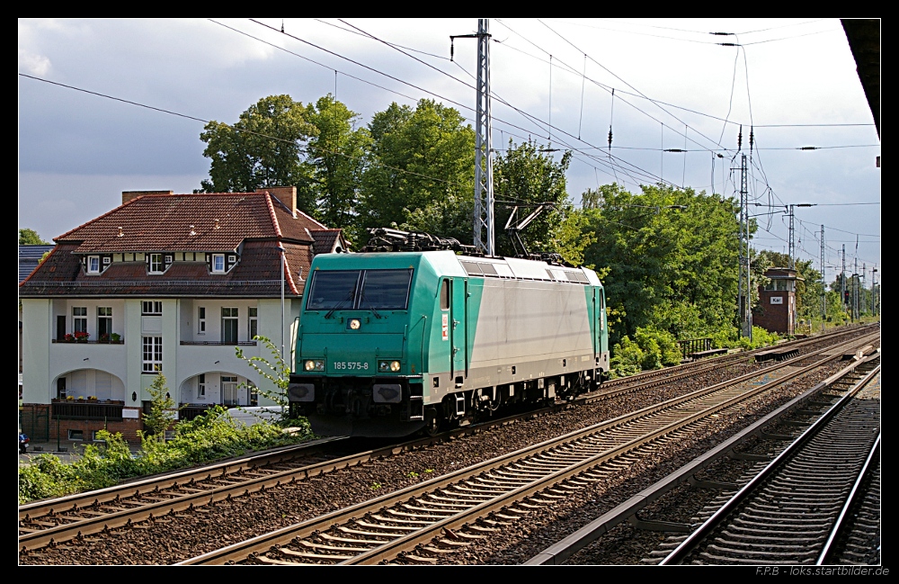 HGK 2010 oder 185 575-8 alleine unterwegs Richtung Buch (NVR-Nummer: 91 80 6185 575-8 D-HGK, Eigentum Alpha Trains, seit 2006 vermietet, gesehen Berlin Karow 18.08.2010)