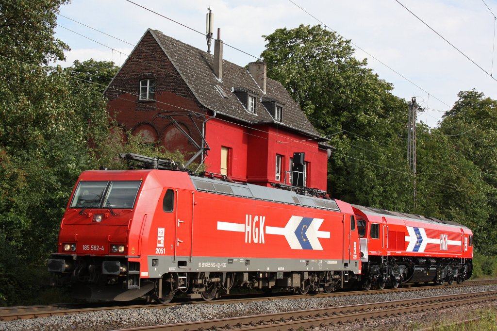 HGK 2051 (185 582) zieht am 10.8.11 die frisch Hauptuntersuchte HGK DE 671b durch Ratingen-Lintorf.