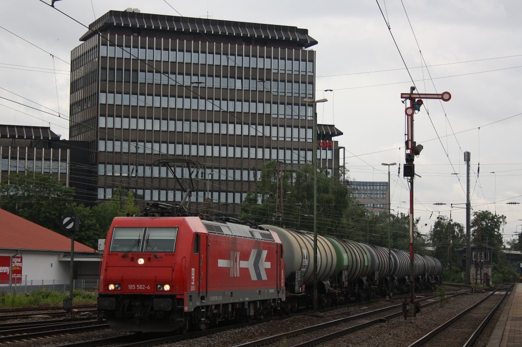 HGK 2051/185 582 am 16.6.12 mit einem Kesselzug in Dsseldorf-Rath.