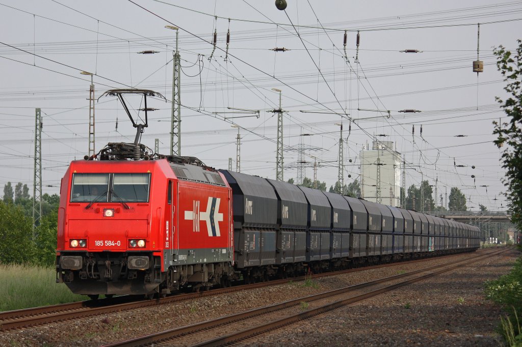 HGK 2052 bzw. 185 584 am 29.5.12 mit dem RWE Kohlezug bei der Durchfahrt durch Neuss-Nievenheim.