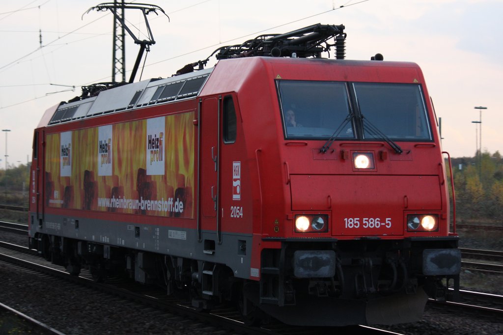 HGK 2054 (185 586)  Heizprofis  am 6.11.12 als Tfzf in Duisburg-Bissingheim.