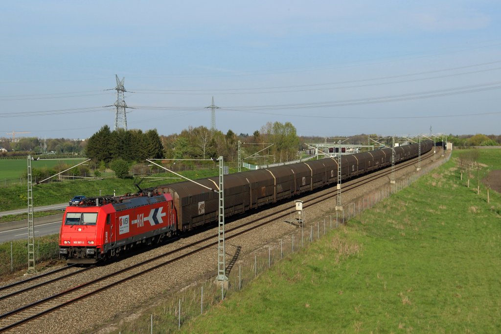 HGK 2055 (185 587-3) zieht einen PCT Altmann Autozug aus M�nchen Nord nach Augsburg.
Aufgenommen bei der Eschenrieder Spange am 26.04.12