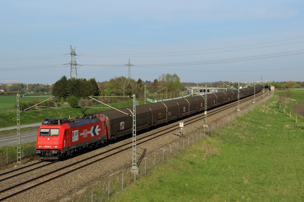 HGK 2055 (185 587-3) zieht einen PCT Altmann Autozug aus Mnchen Nord nach Augsburg.
Aufgenommen bei der Eschenrieder Spange am 26.04.12
