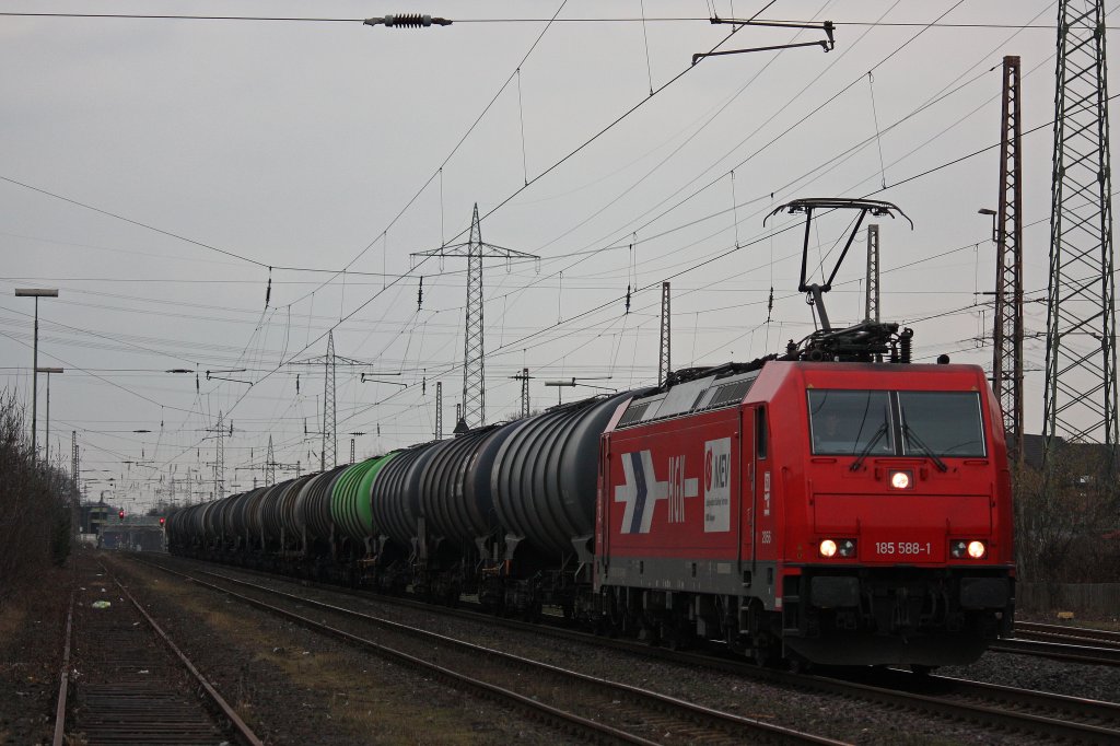 HGK 2056 (185 588) am 6.3.12 mit einem Kesselwagenzug bei der Durchfahrt durch Ratingen-Lintorf.