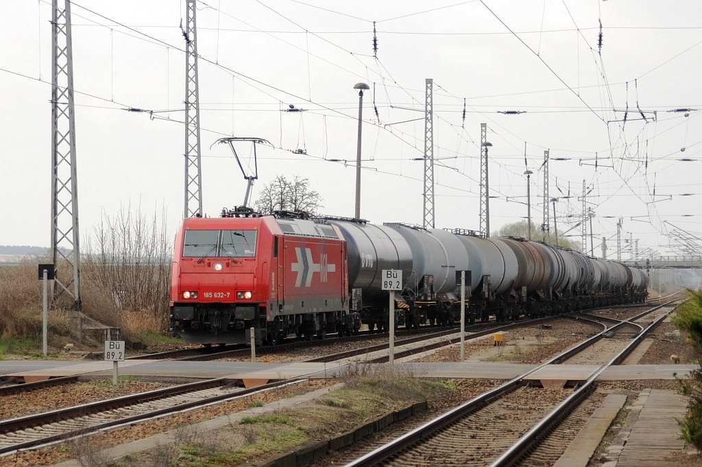 HGK 2067 (185 632-7) mit Kesselwagenzug nach Stendell am 09.04.2010 durch Passow