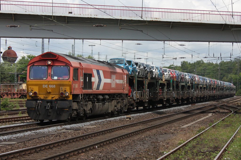 HGK DE 668 am 19.6.10 mit einem langen Fordzug in Duisburg-Entenfang