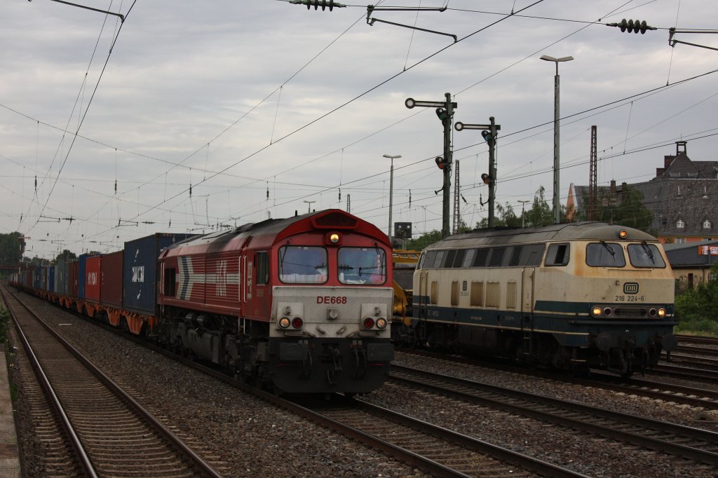 HGK DE 668 mit einem Containerzug und EBM Cargo 216 224 am 28.6.12 in Dsseldorf-Rath.