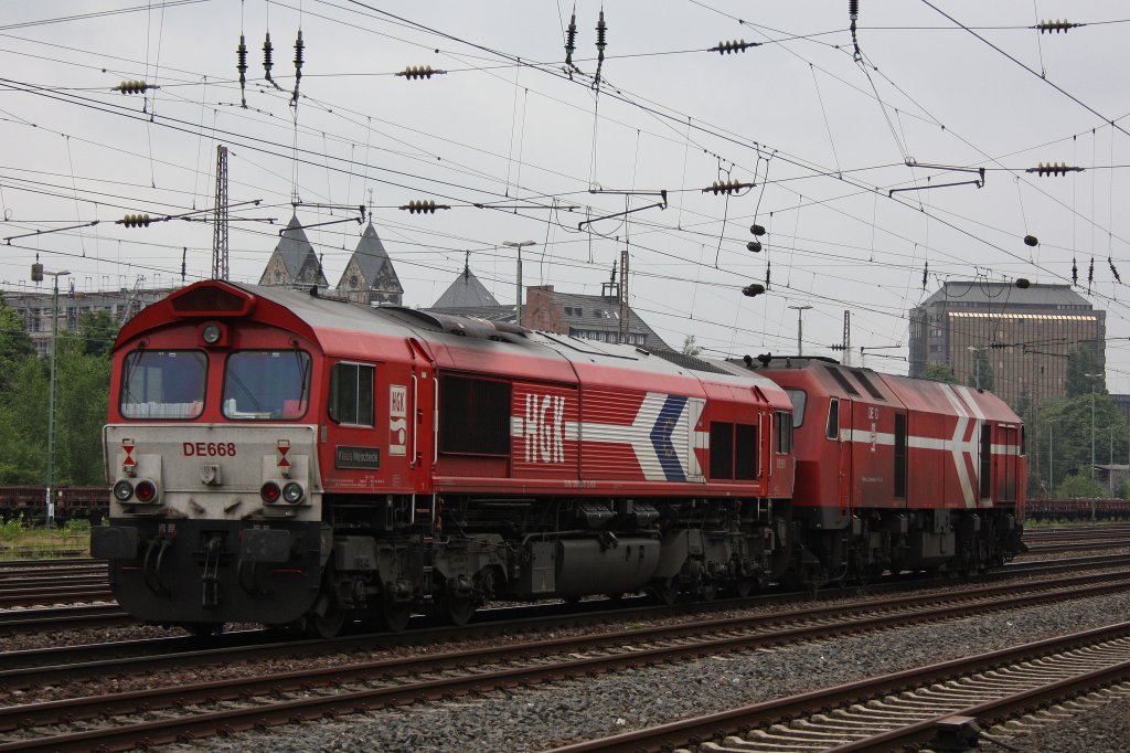 HGK DE 668 wurde am 27.6.12 von HGK DE 13 durch Dsseldorf-Rath gezogen.