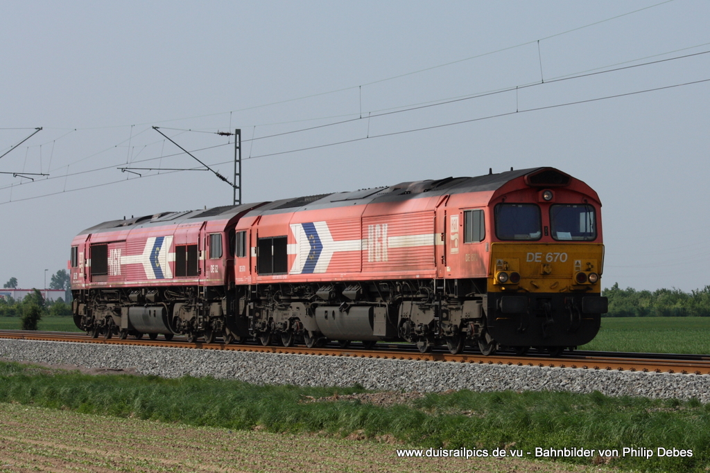 HGK DE 670 und DE 62 fhren am 30. April 2011 um 16:12 Uhr zusammen durch Neuss Allerheiligen