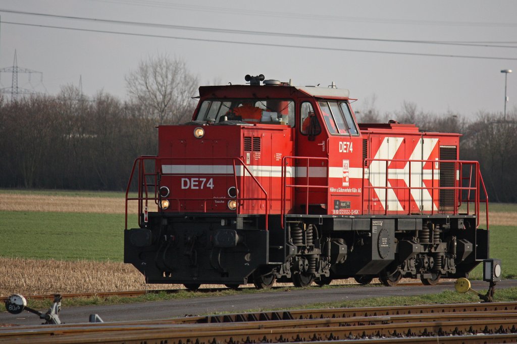 HGK DE74 hat am 10.2.13 den Lokschuppen verlassen um den Nievenheimer ins Aluwerk zu ziehen.