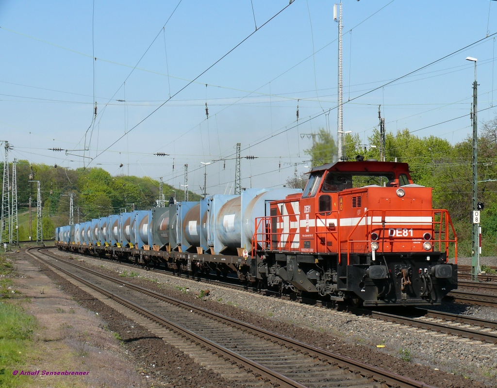 HGK-DE81 (272 019) vom Typ DE1002 (MaK1993) unterwegs mit einem Mllcontainerzug.
22.04.2010  Kln-West