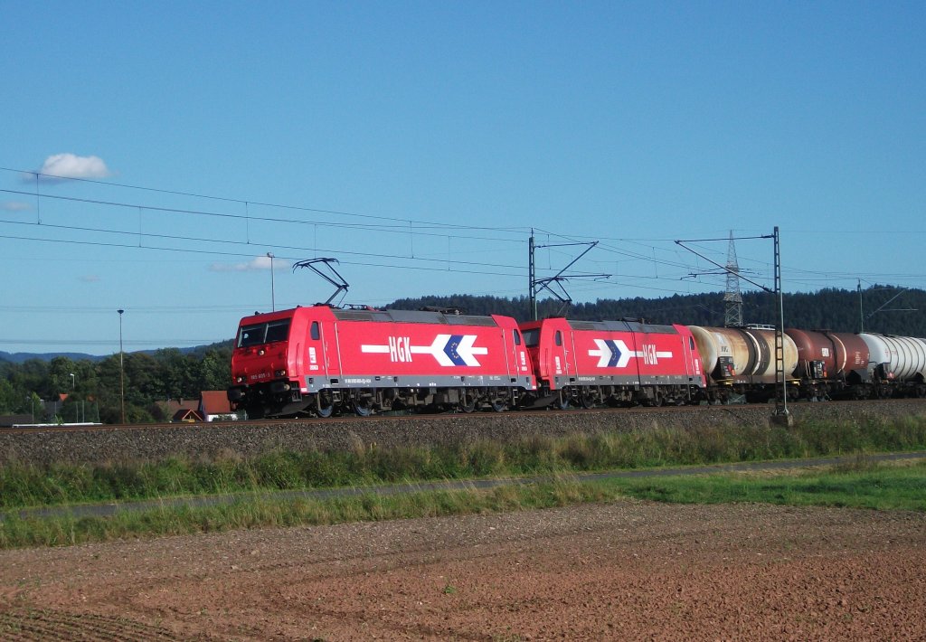 HGK im Doppelpack. 185 603 und eine weitere 185er ziehen am 14.September 2011 einen Kesselzug bei Halach Richtung Pressig.