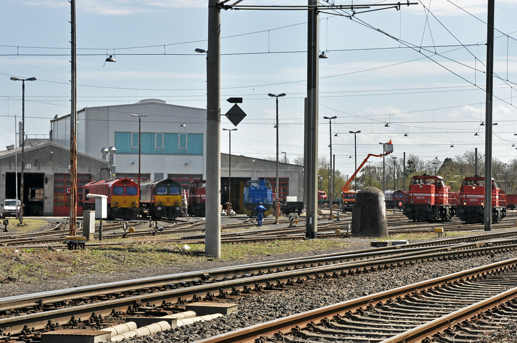 HGK-Gelnde mit Lokschuppen, Lok-Werkstatt und diversen Dieselloks in Brhl-Vochem - 18.04.2013