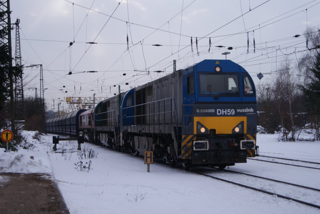 HGK GH 59 und zwei weitere HGK Loks mit einem VTG Gterzug nach Mllen in Duisburg-Entenfang am 27.12.2010