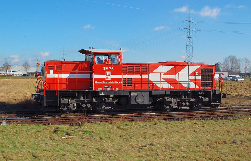 HGK Lok DE 76 alias 272 015-5 beim rangieren im Industriegebiet St. Peter am 8 Februar 2011.