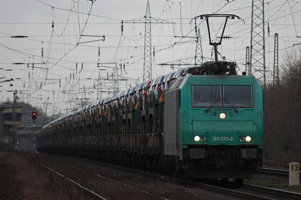 HGK Mietlok 185 575 am 30.12.11 mit einem Ford Autozug bei der Durchfahrt durch Ratingen-Lintorf.