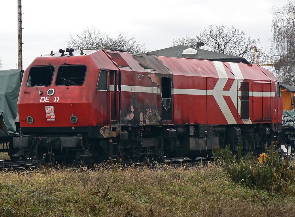 HGK´s DE 11 steht nun nicht mehr auf den hinteren Abstellgleisen, sondern ziemlich nah am Zaun an der Kurfrstenstrasse , ohne Abdeckung des ausgebrannten Fhrerstandes , wiklich schade um diese schne Lok :-( ! (Brhl Vochem 30.12.09)