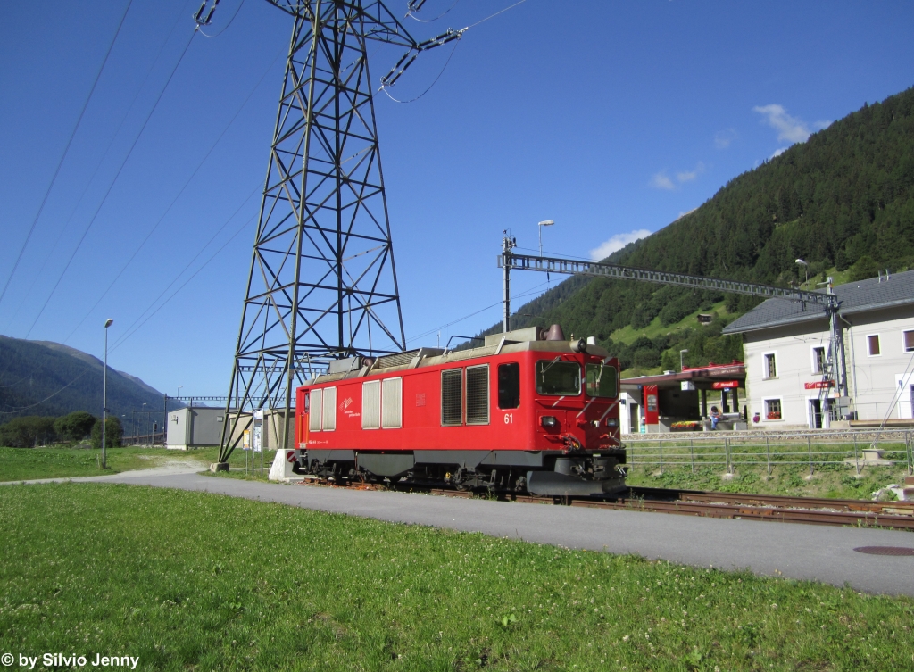 HGm 4/4 61 am 8.8.2012 in Oberwald. 1967 kaufte die Furka-Oberalp-Bahn 2 Dieselloks des Typs HGm 4/4. Sie waren bis zur Erffnung des Furka-Basistunnels im Jahre 1982 hauptschlich im Frhling fr die Wiederinstandstellung der Furka-Bergstrecke im Einsatz. Seit die Furka-Bergstrecke wieder durchgehend befahrbar ist mietet der DFB jeweils im Sommer eine HGm 4/4 fr die Fhrung der historischen Zge ber die Bergstrecke.