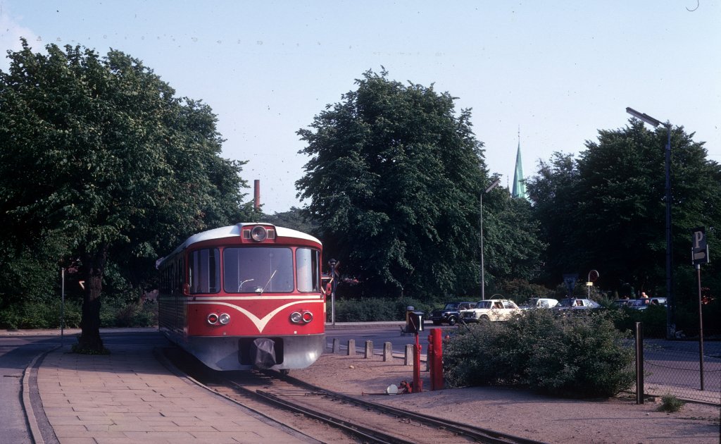 HHGB, Helsingør-Hornbæk-Gilleleje-Banen am 5. Juli 1973: Ein Triebzug (Ym + Ys) hat den HHGB-Bahnhof Grønnehave (in Helsingør) verlassen und überquert eben die Strasse Kronborgvej auf der Fahrt zum Endbahnhof in Helsingør (DSB-Bf Helsingør), etwa 900 Meter entfernt.